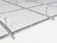 Falso techo registrable de placas de escayola fisurada, con perfilería vista blanca estándar. 